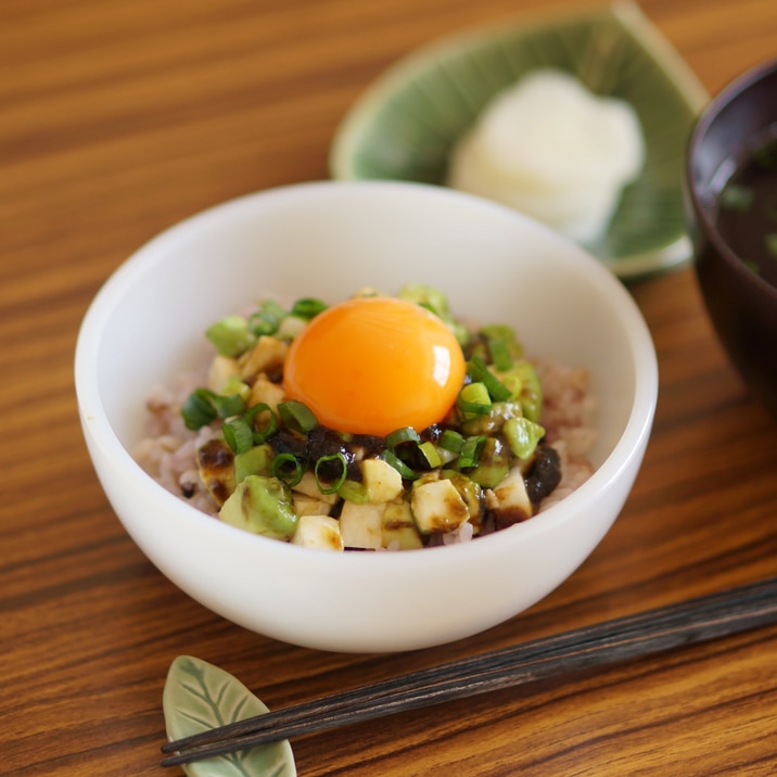 三十雑穀ごはんで　アボカドと長芋の海苔和え丼